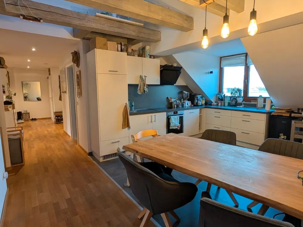 99 m² Dachgeschoss-Traum mit freigelegten Balken & großer Küche