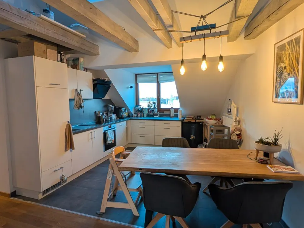 99 m² Dachgeschoss-Traum mit freigelegten Balken & großer Küche