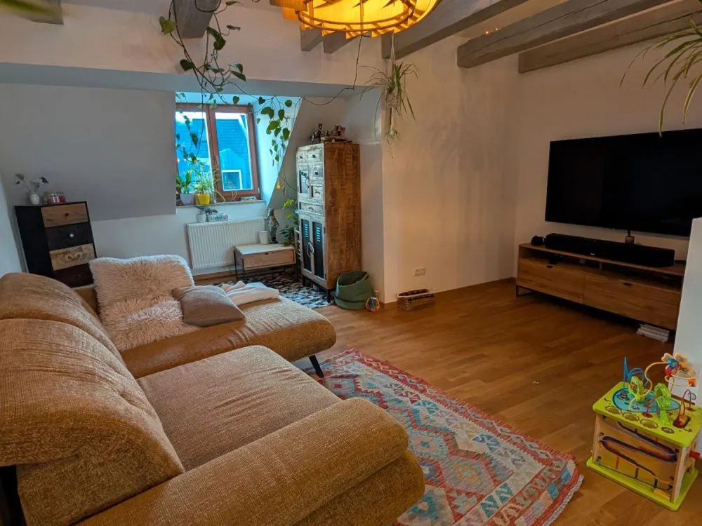 99 m² Dachgeschoss-Traum mit freigelegten Balken & großer Küche