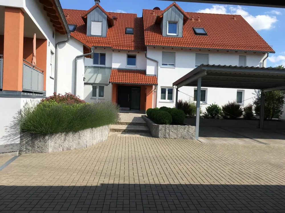 Moderne 3-Zimmer-Wohnung mit gehobener Ausstattung, Balkon und zwei Carports