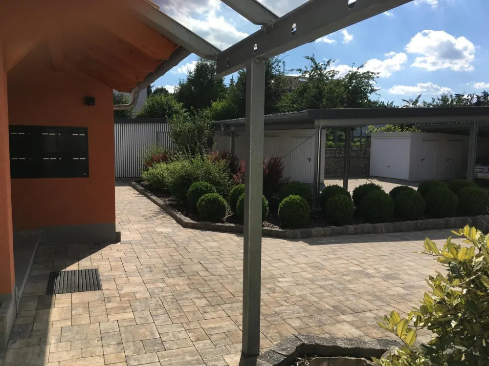 Moderne 3-Zimmer-Wohnung mit gehobener Ausstattung, Balkon und zwei Carports