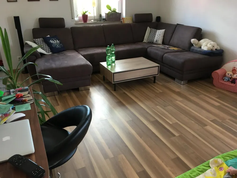 Moderne 3-Zimmer-Wohnung mit gehobener Ausstattung, Balkon und zwei Carports