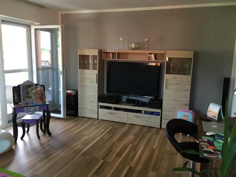 Moderne 3-Zimmer-Wohnung mit gehobener Ausstattung, Balkon und zwei Carports