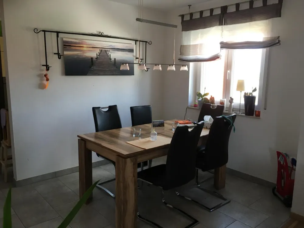 Moderne 3-Zimmer-Wohnung mit gehobener Ausstattung, Balkon und zwei Carports