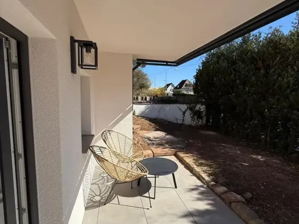 Kernsanierte vollmöblierte Wohnung Energieklasse A inkl. EBK, Keller, Terrasse und eigenem Garten