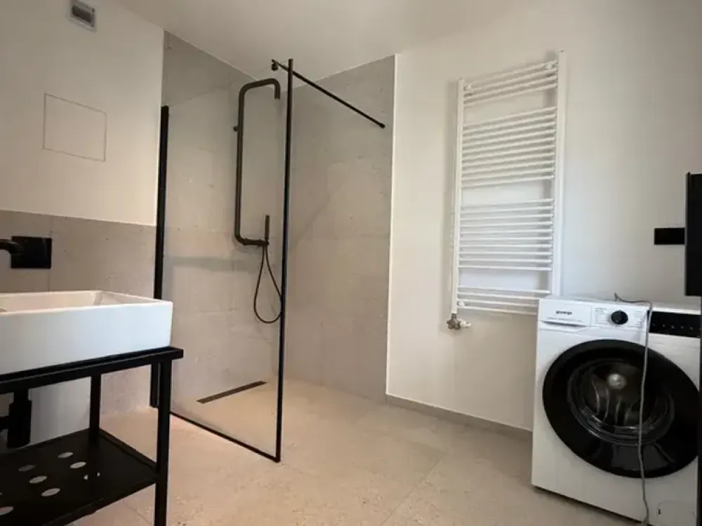Kernsanierte vollmöblierte Wohnung Energieklasse A inkl. EBK, Keller, Terrasse und eigenem Garten