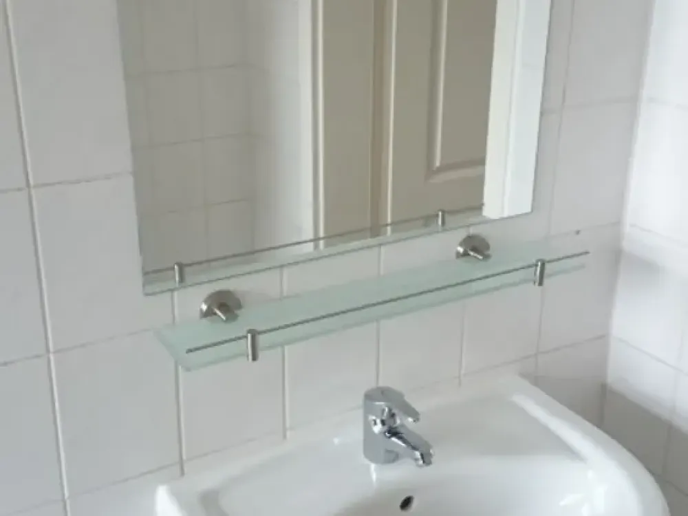 Reudnitz, kleine Zweiraumwohnung für Singelhaushalt, Bad mit Wanne u. Fenster