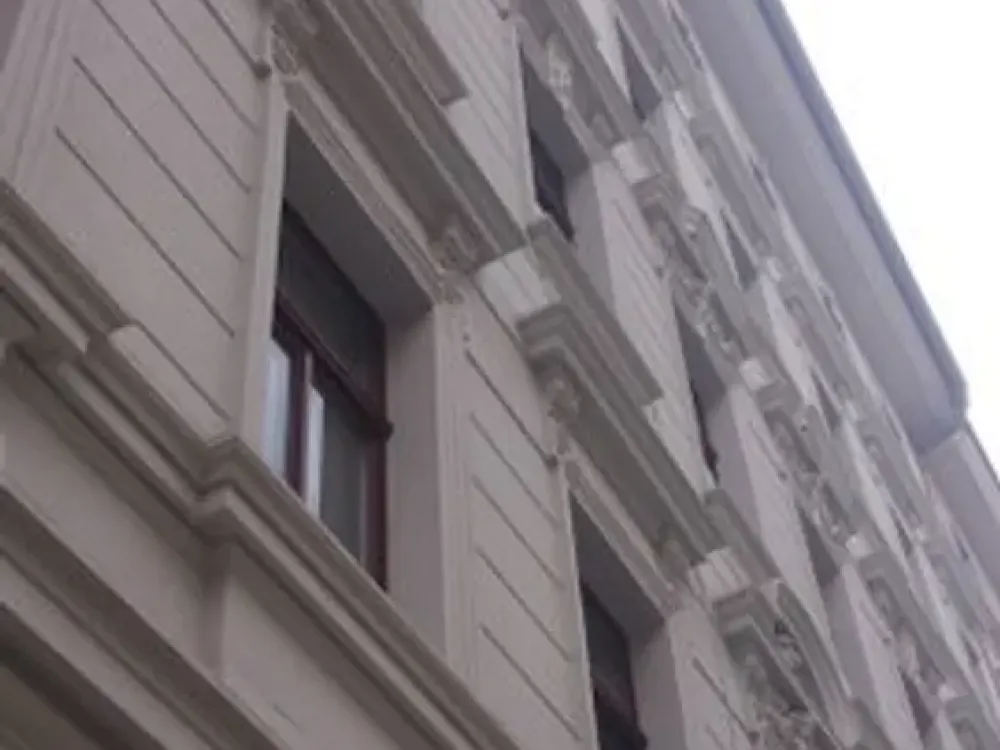 Reudnitz, kleine Zweiraumwohnung für Singelhaushalt, Bad mit Wanne u. Fenster