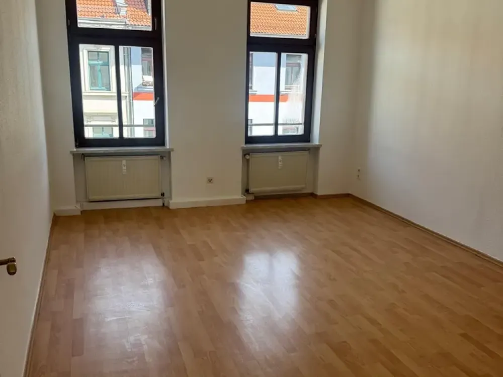 Reudnitz, kleine Zweiraumwohnung für Singelhaushalt, Bad mit Wanne u. Fenster