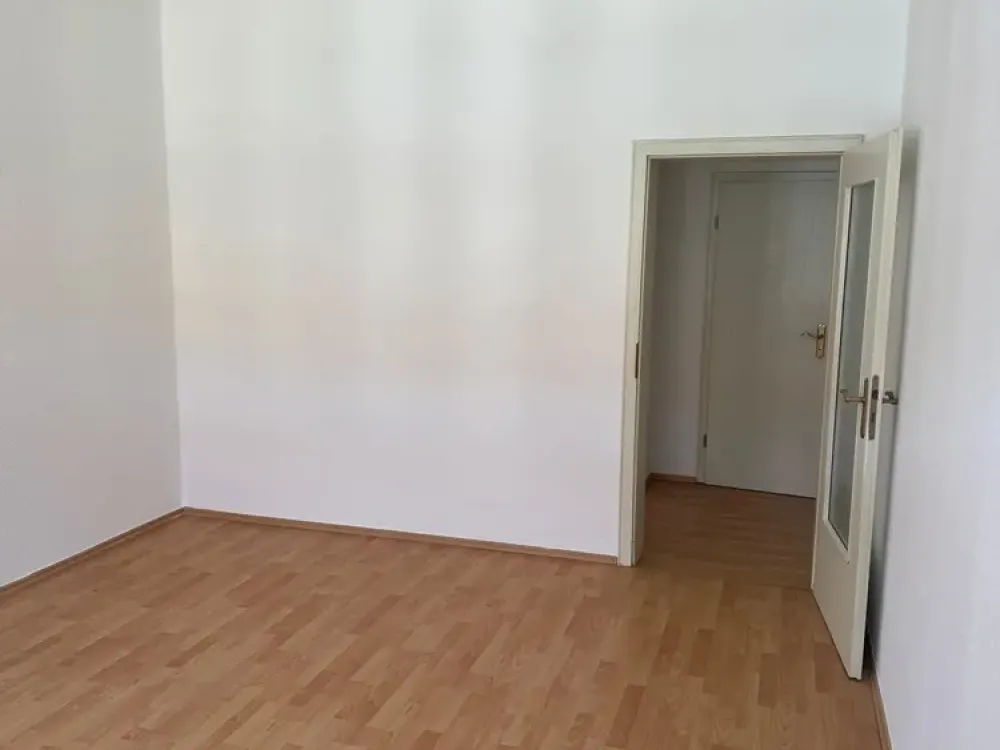 Reudnitz, kleine Zweiraumwohnung für Singelhaushalt, Bad mit Wanne u. Fenster