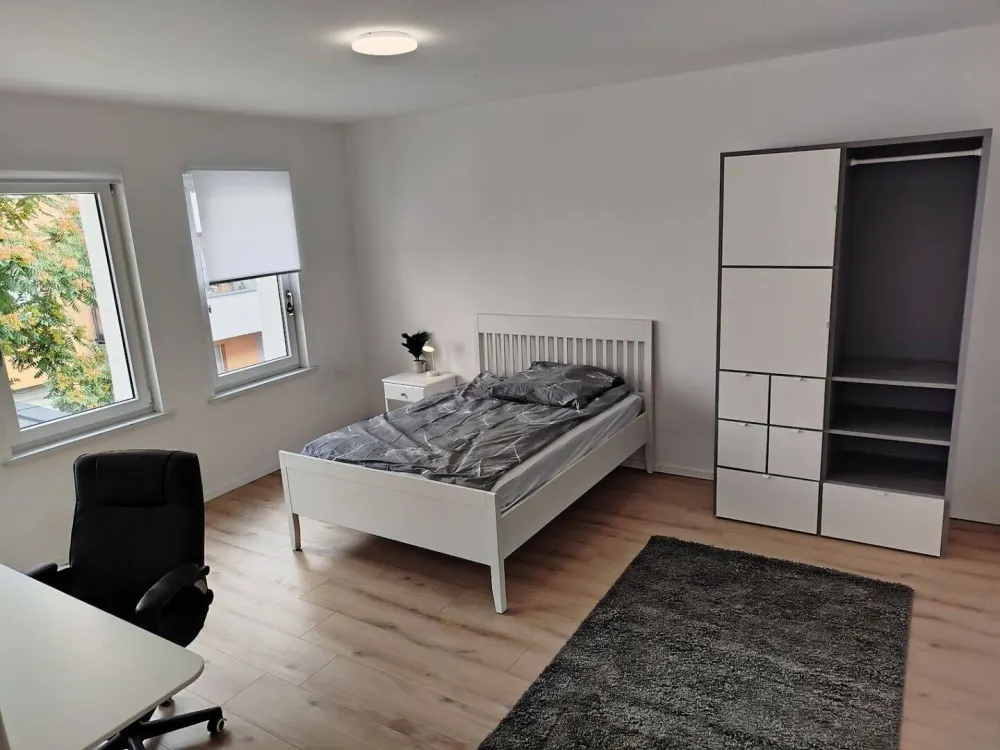 Schönes, modernes, saniertes Zimmer in 2er Wohngemeinschaft, unmittelbar am Zentrum