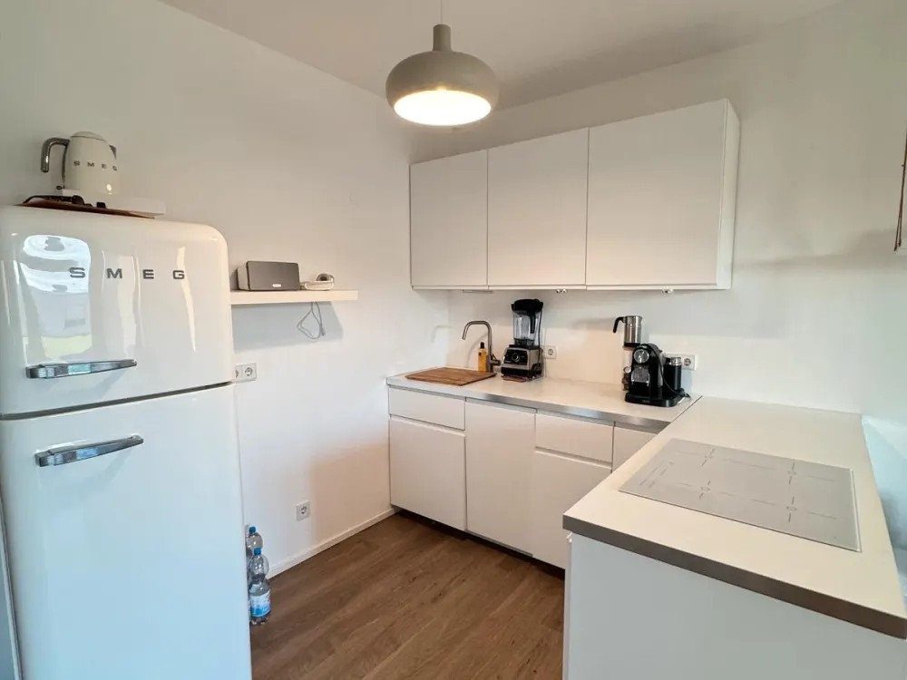 Hochwertig möblierte 2-Zi Wohnung + Balkon zentral. Für 1 Jahr