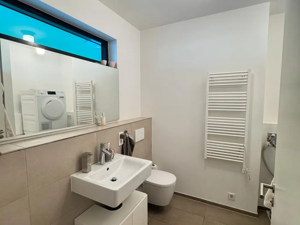 Hochwertig möblierte 2-Zi Wohnung + Balkon zentral. Für 1 Jahr