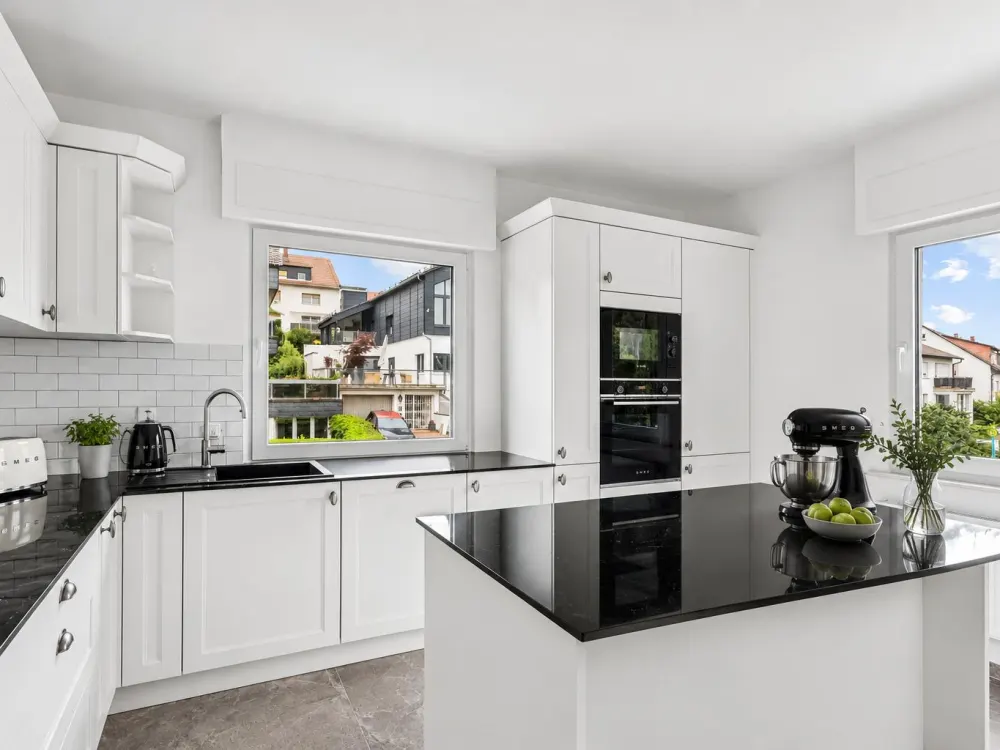 Exklusive 3,5-Zimmer-Wohnung mit Wintergarten, Designerbad und idyllischem Gartenparadies