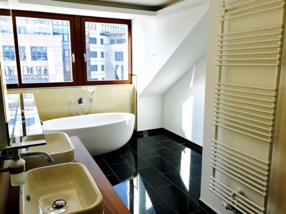 4,5 Zimmer auf 173 m² in Citylage + DG mit Lift + Parkett + Fußbodenheizung + Loggia + 2 Bäder