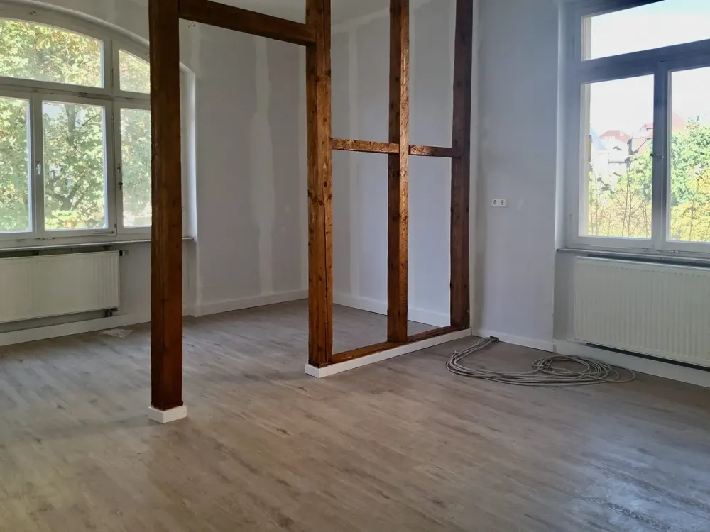 73728 إسلينجن: أول سكن بعد الترميم. حديث مع طابع المباني القديمة. 3 غرف + مطبخ كبير مع مساحة للمعيشة. الطابق الأول.