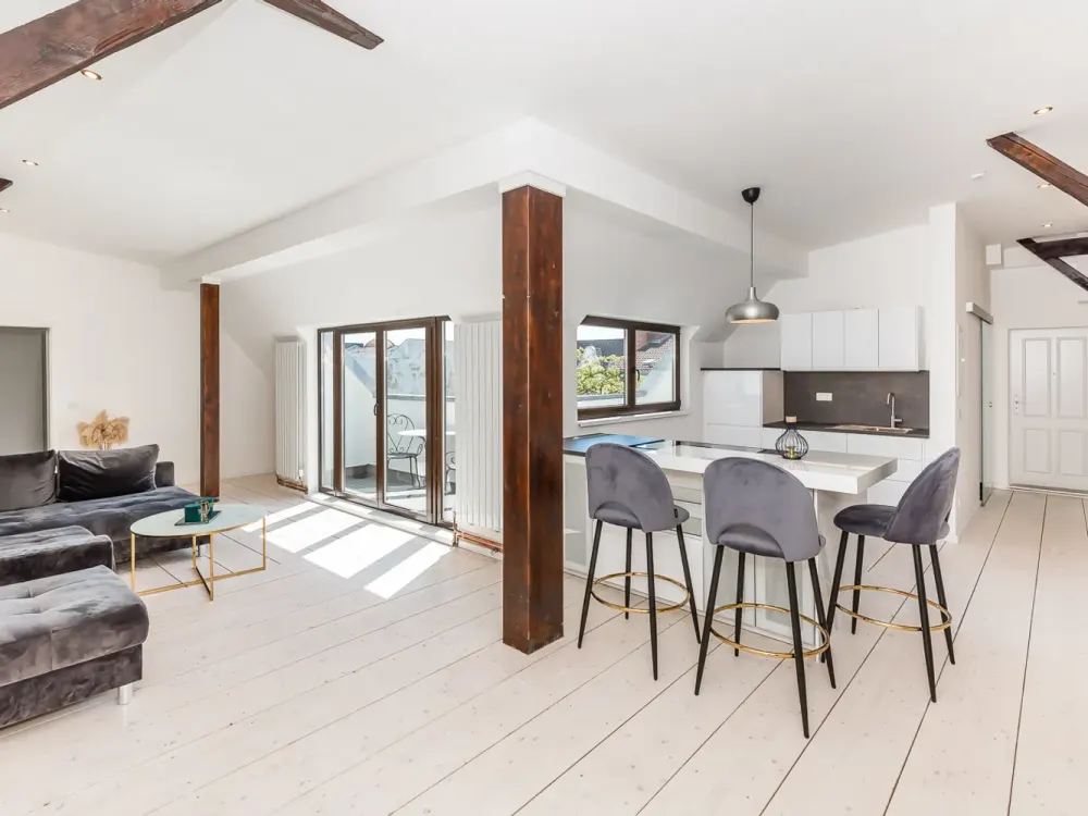 Helle Dachgeschoss-Wohnung mit Süd-/Ost-Balkon ohne Fahrstuhl