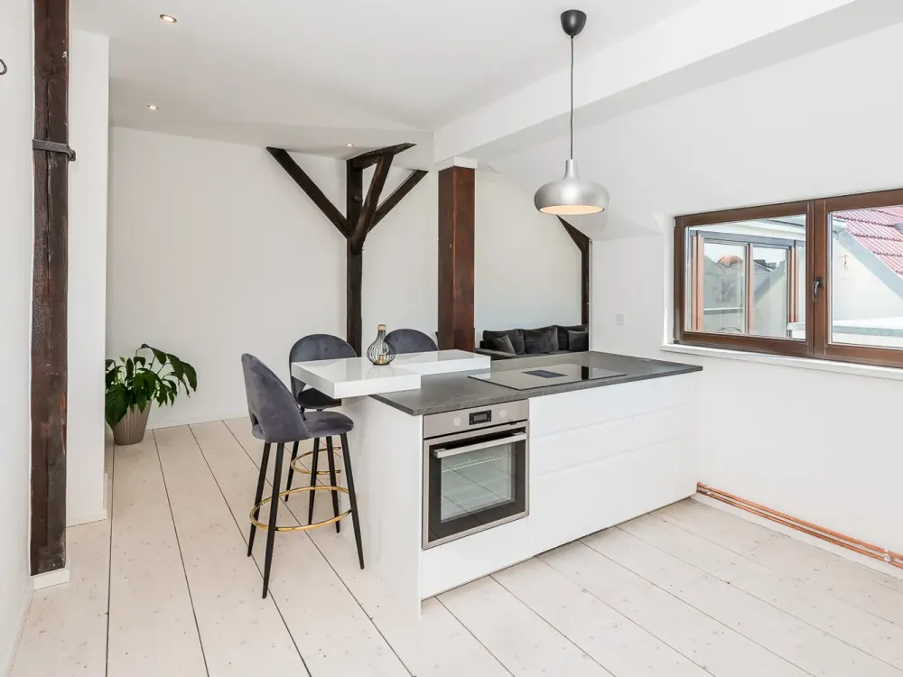 Helle Dachgeschoss-Wohnung mit Süd-/Ost-Balkon ohne Fahrstuhl
