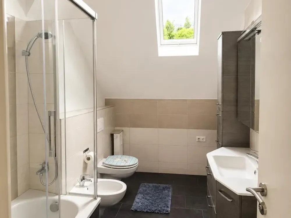 ANFRAGEN ÜBER DAS KONTAKTFELD!!! 4 Zimmer-Wohnung + Badewanne + Dusche + EBK + WG -geeignet