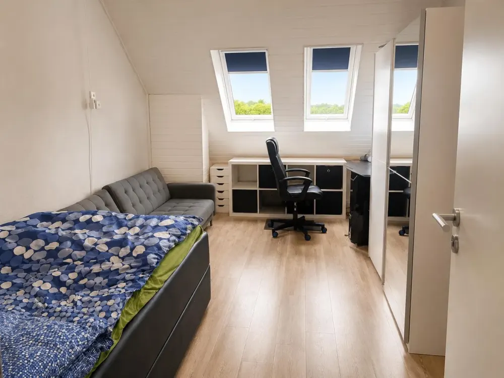 ANFRAGEN ÜBER DAS KONTAKTFELD!!! 4 Zimmer-Wohnung + Badewanne + Dusche + EBK + WG -geeignet