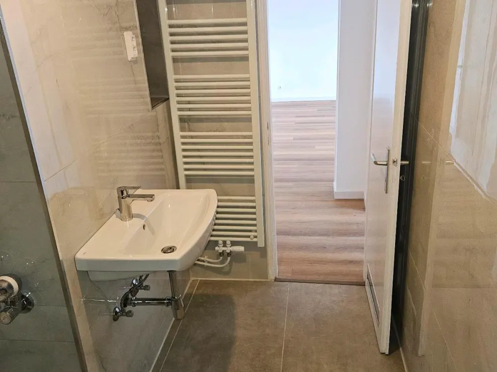 Helle und komplett renovierte 2-Zimmer-Wohnung mit Balkon