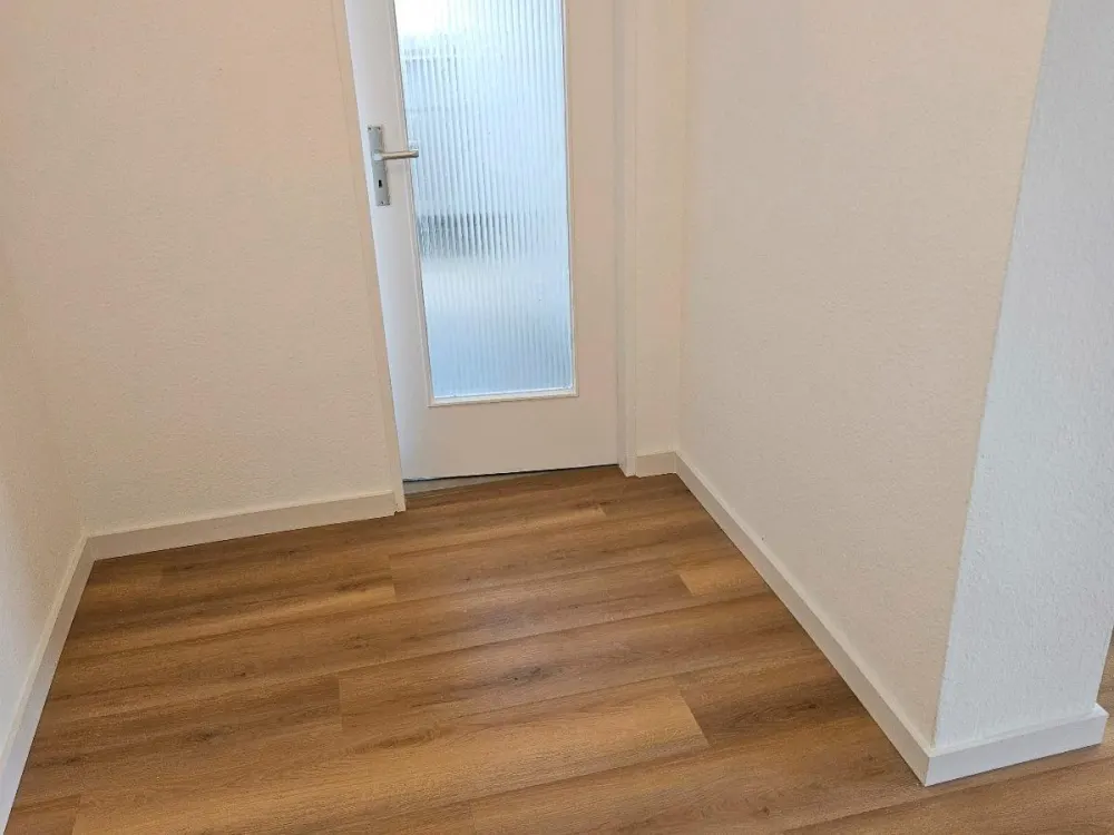 Helle und komplett renovierte 2-Zimmer-Wohnung mit Balkon