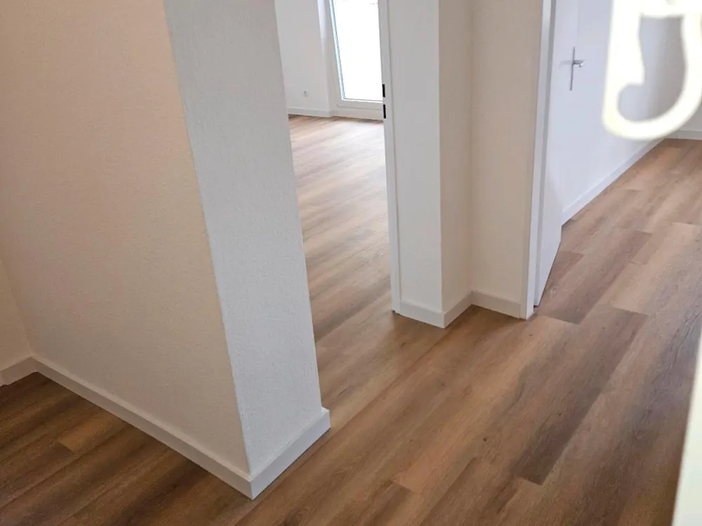 Helle und komplett renovierte 2-Zimmer-Wohnung mit Balkon