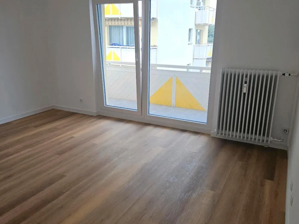 Helle und komplett renovierte 2-Zimmer-Wohnung mit Balkon