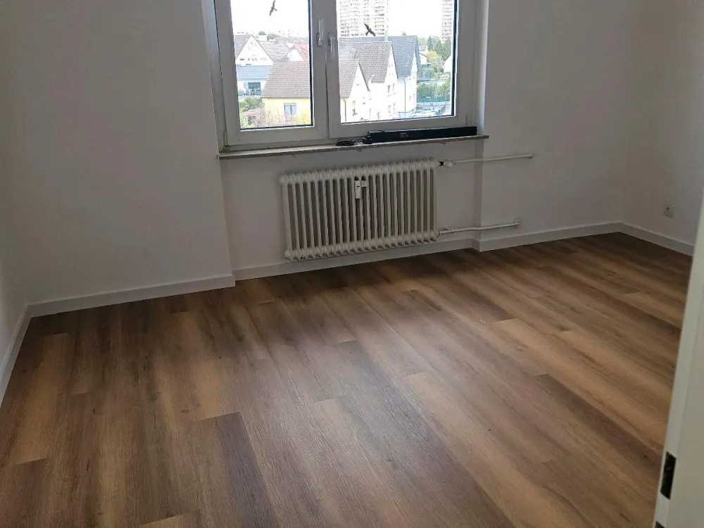 Helle und komplett renovierte 2-Zimmer-Wohnung mit Balkon