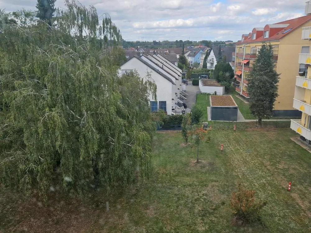 Helle und komplett renovierte 2-Zimmer-Wohnung mit Balkon