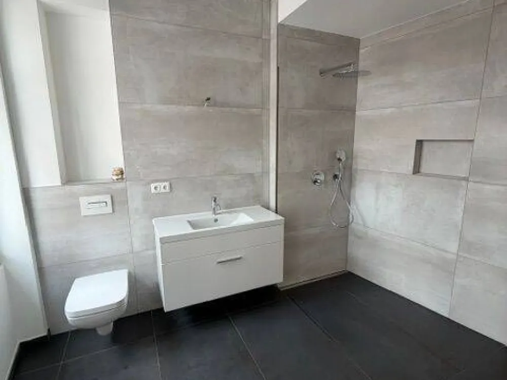 Newly Renovated 3-Room Apartment with Balcony in the Old Town Available from September 1st