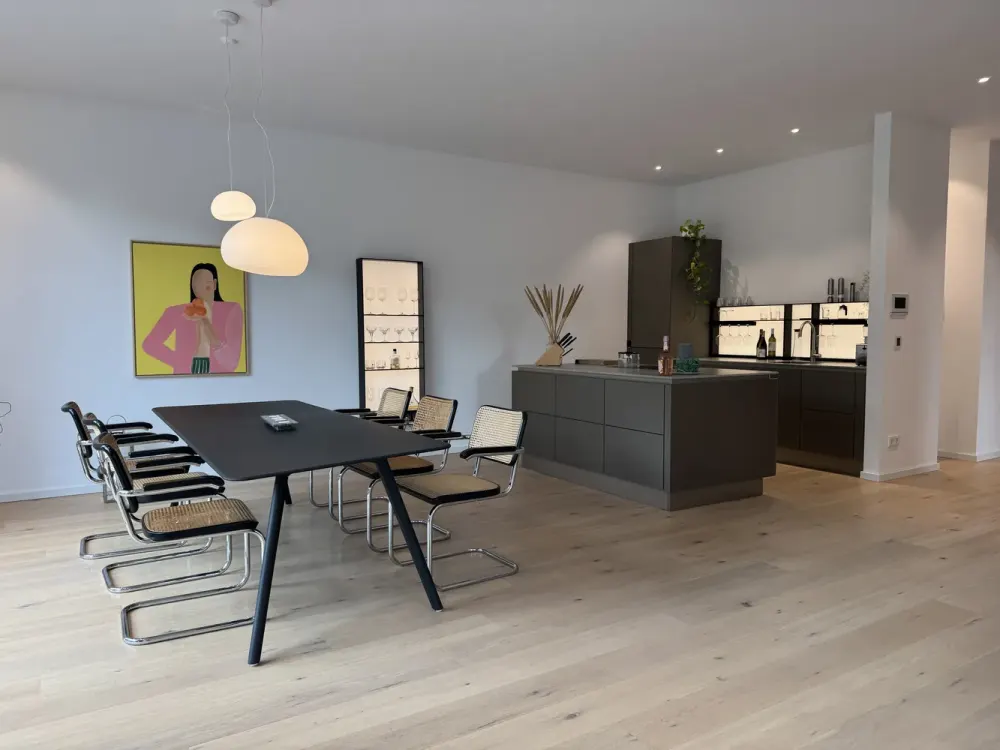Stylish Penthouse Apartment with Large Roof Terrace and High-Quality Fitted Kitchen, Gartenstadt