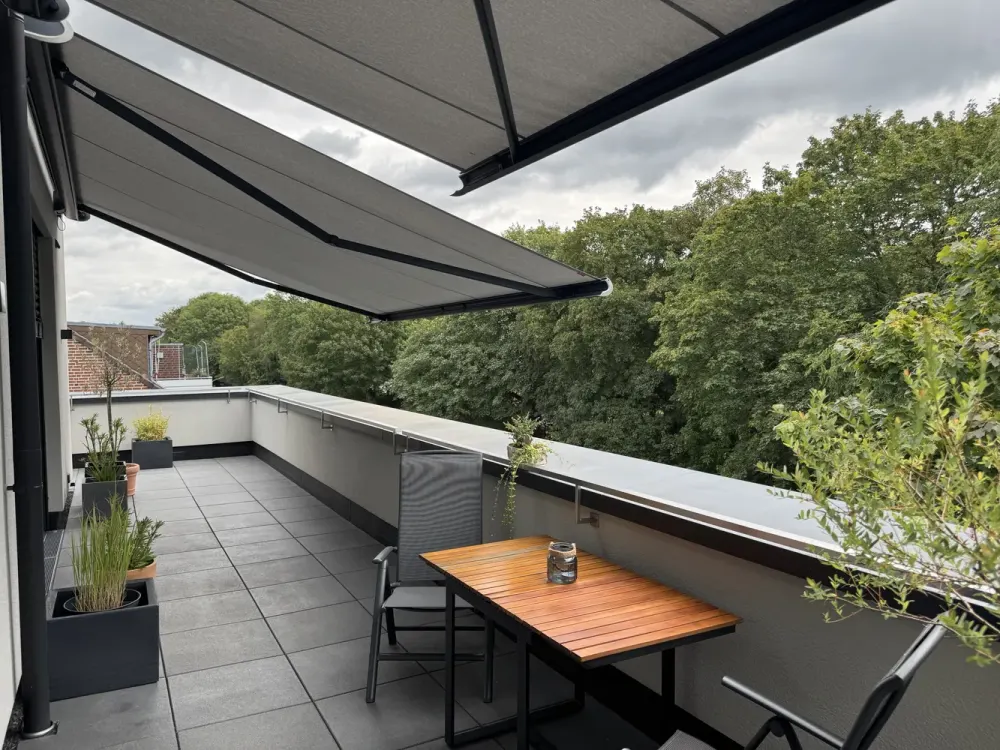 Stylish Penthouse Apartment with Large Roof Terrace and High-Quality Fitted Kitchen, Gartenstadt