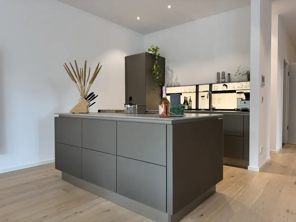 Stylish Penthouse Apartment with Large Roof Terrace and High-Quality Fitted Kitchen, Gartenstadt