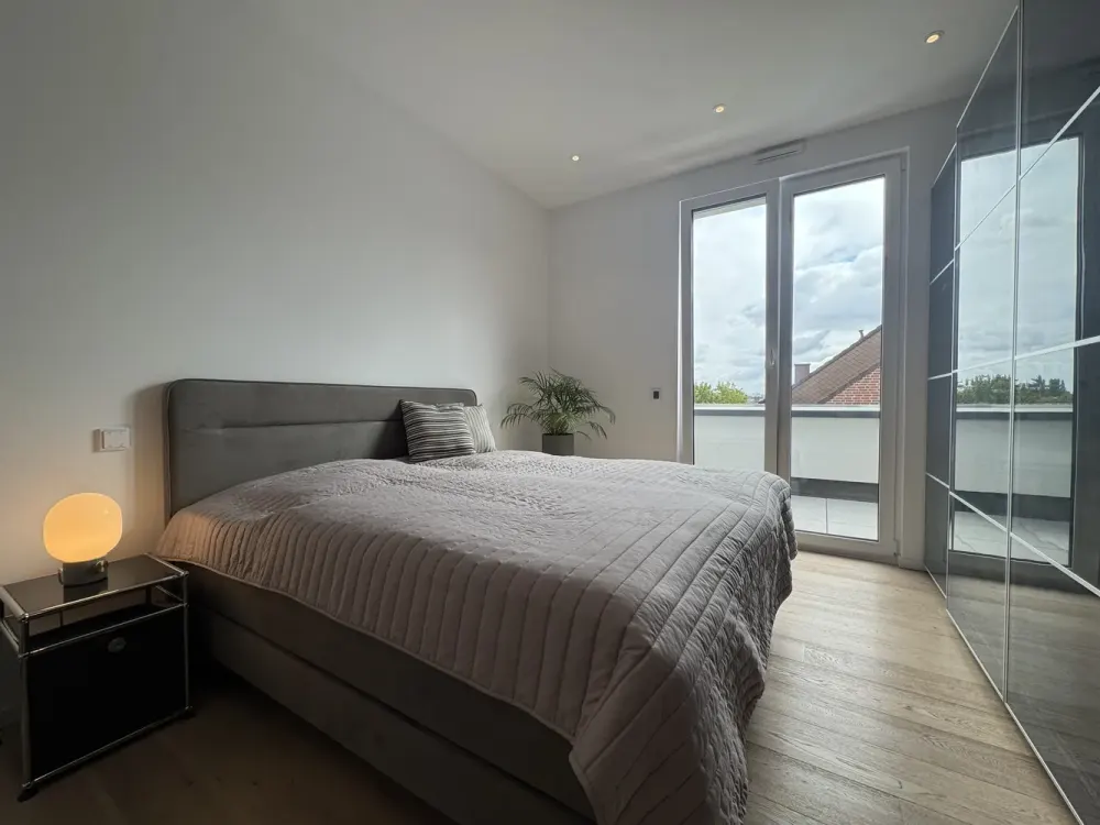 Stylish Penthouse Apartment with Large Roof Terrace and High-Quality Fitted Kitchen, Gartenstadt