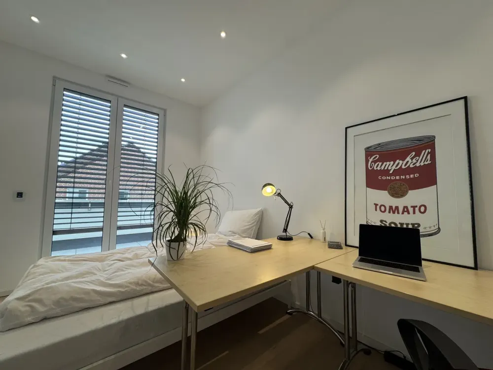 Stylish Penthouse Apartment with Large Roof Terrace and High-Quality Fitted Kitchen, Gartenstadt