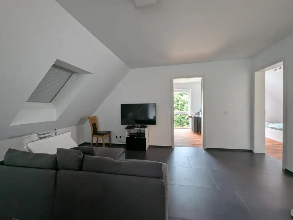 Unbefristete Vermietung: moderne, neuwertige 3,5-Zimmer-Dachgeschosswohnung in Walddorfhäslach