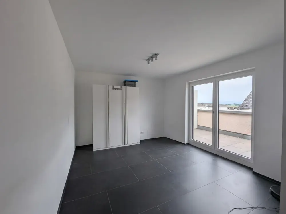 Unbefristete Vermietung: moderne, neuwertige 3,5-Zimmer-Dachgeschosswohnung in Walddorfhäslach