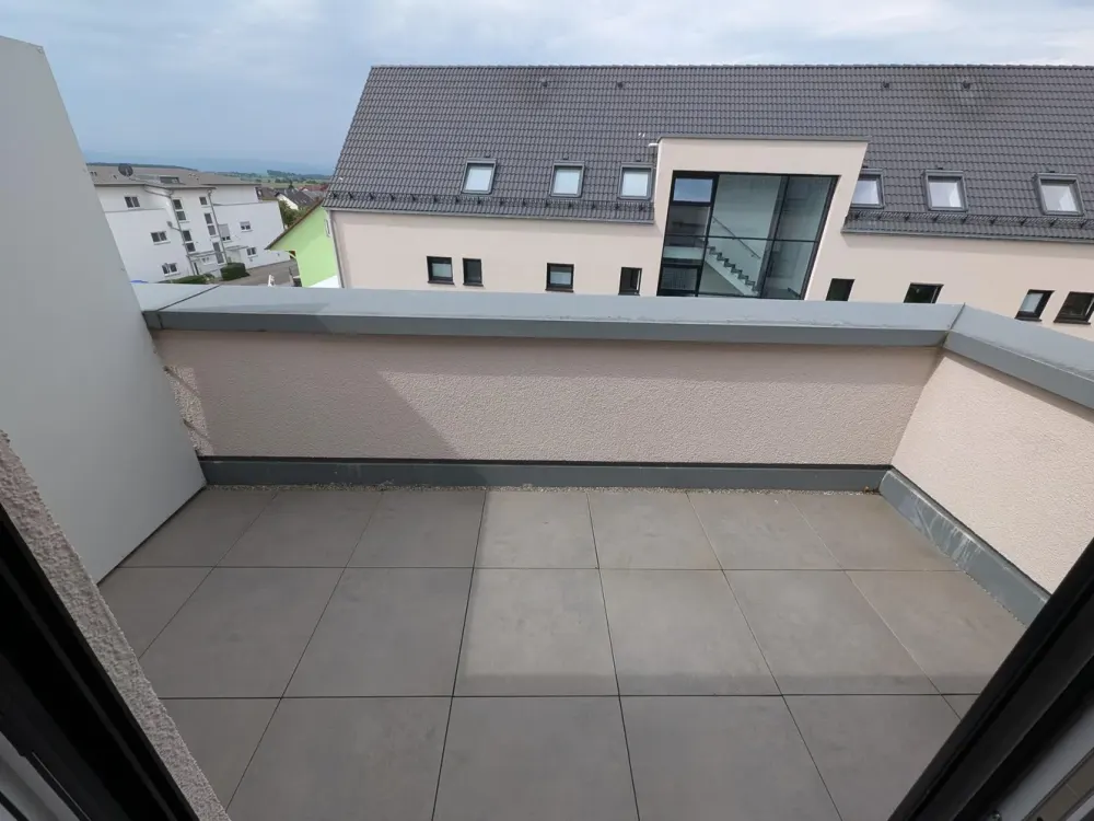 Unbefristete Vermietung: moderne, neuwertige 3,5-Zimmer-Dachgeschosswohnung in Walddorfhäslach