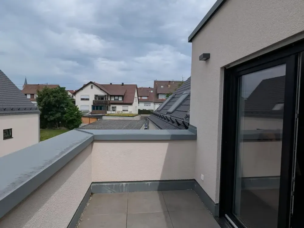 Unbefristete Vermietung: moderne, neuwertige 3,5-Zimmer-Dachgeschosswohnung in Walddorfhäslach