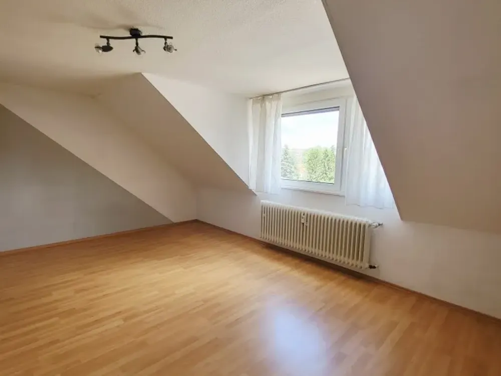 Helle Dachgeschosswohnung in guter Lage