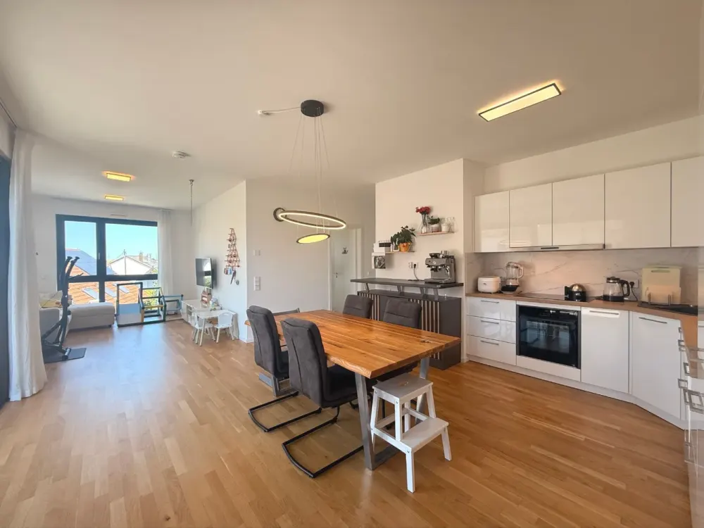 Wunderschöne 4 Zi-Whg. mit EBK, Westbalkon und 2 TG-Stellplätzen