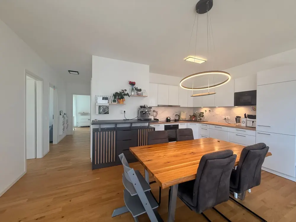 Wunderschöne 4 Zi-Whg. mit EBK, Westbalkon und 2 TG-Stellplätzen