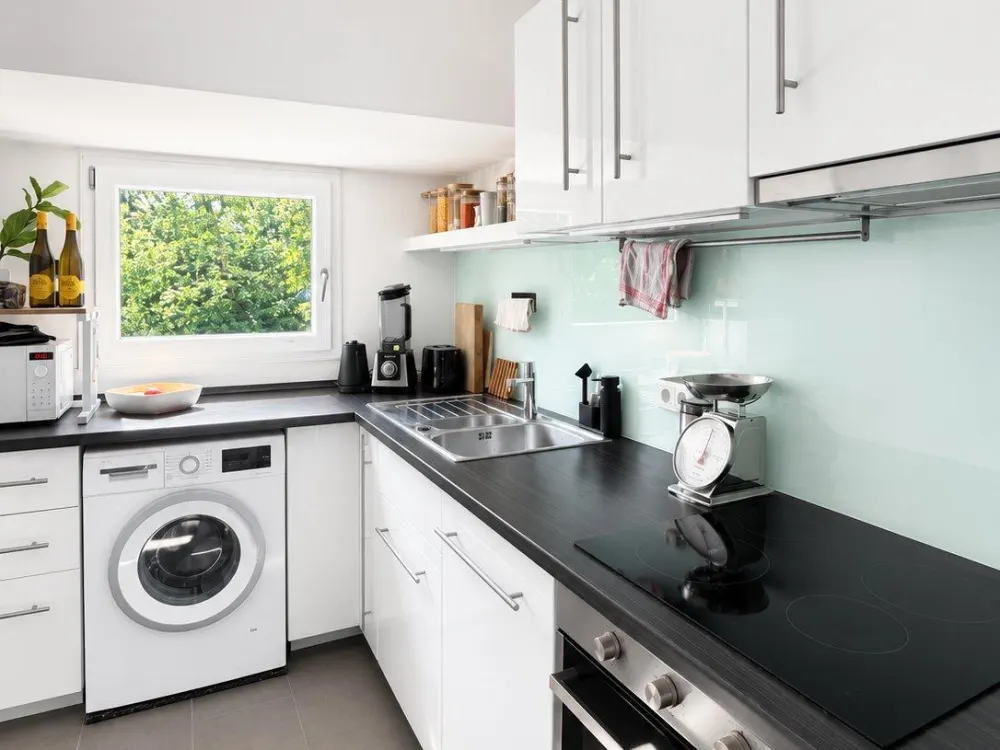 AB 01.12., Möblierte 3-Zimmer-DG-Wohnung mit Kamin & Homeoffice