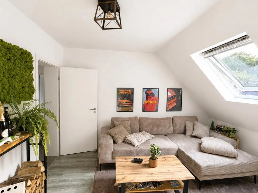 AB 01.12., Möblierte 3-Zimmer-DG-Wohnung mit Kamin & Homeoffice