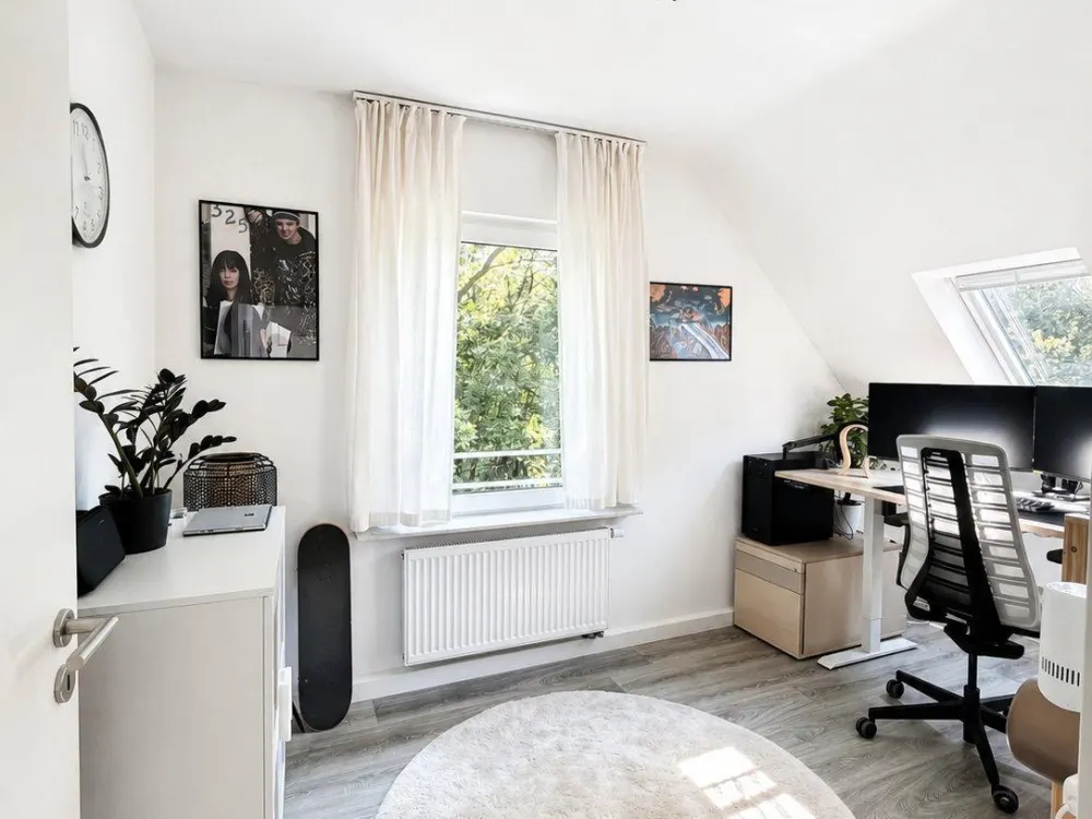 AB 01.12., Möblierte 3-Zimmer-DG-Wohnung mit Kamin & Homeoffice