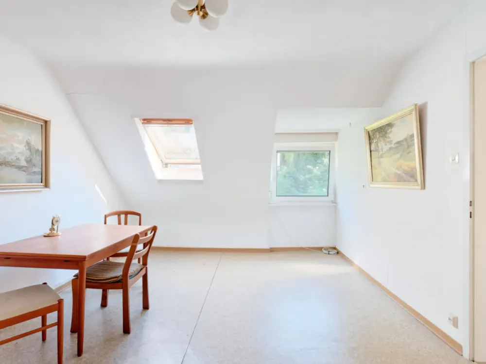 1 Year Living in the West! Quiet 2-Room Attic Apartment with Additional Room