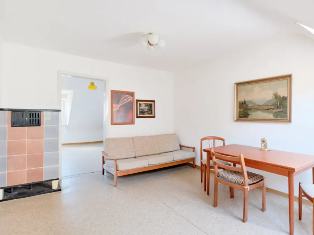 1 Year Living in the West! Quiet 2-Room Attic Apartment with Additional Room