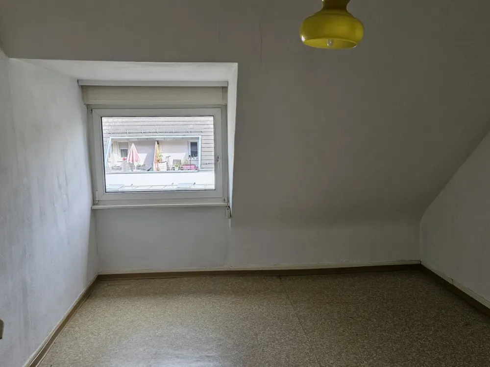1 Year Living in the West! Quiet 2-Room Attic Apartment with Additional Room