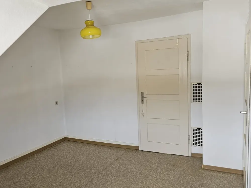 1 Year Living in the West! Quiet 2-Room Attic Apartment with Additional Room